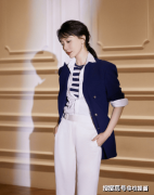 <b>陈数从头展示风度白色衬衣搭配黑色西服变身职</b>